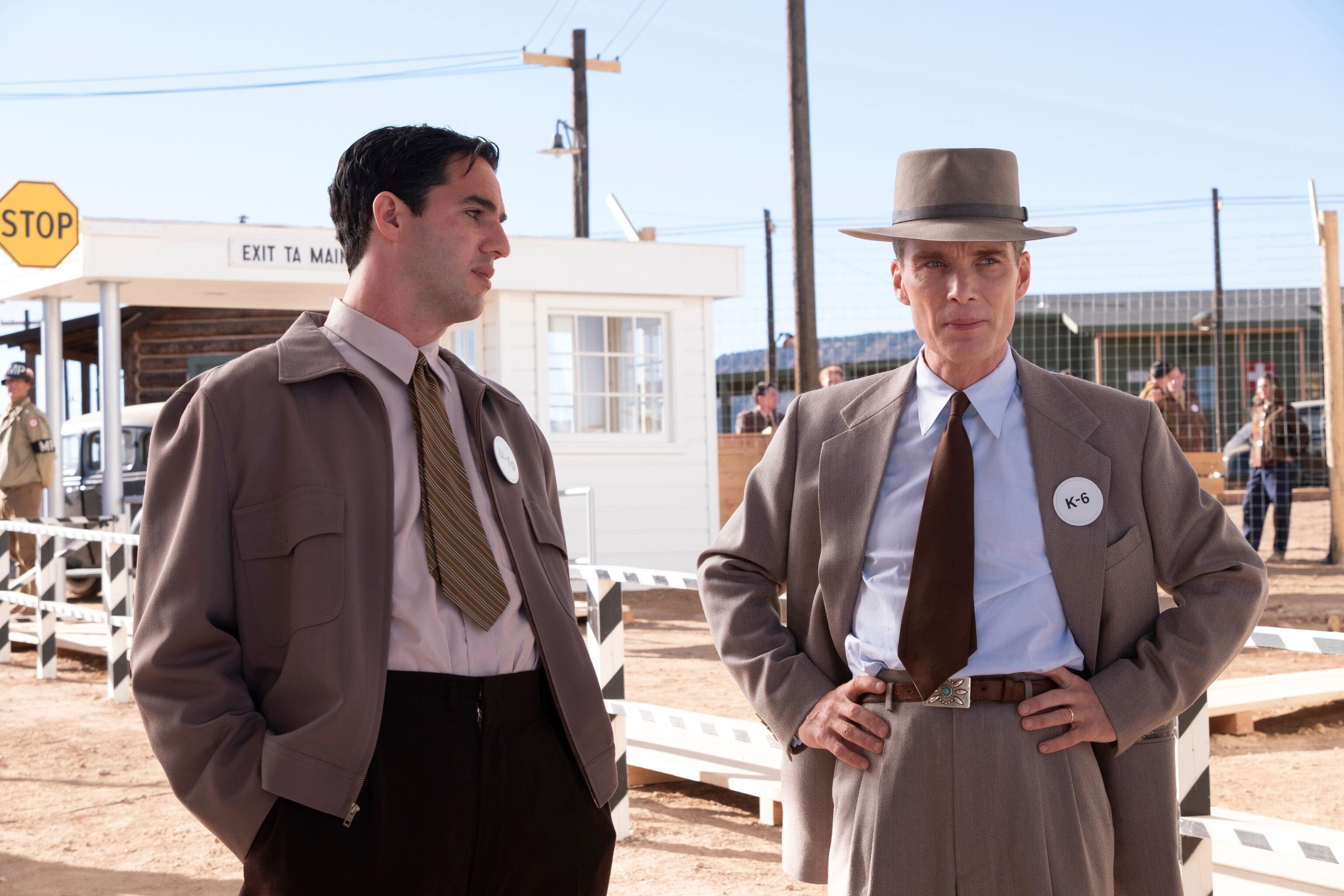 Benny Safdie como Edward Teller, a la izquierda, y Cillian Murphy como J. Robert Oppenheimer en una escena de "Oppenheimer" en una imagen proporcionada por Universal Pictures. (Melinda Sue Gordon/Universal Pictures vía AP)