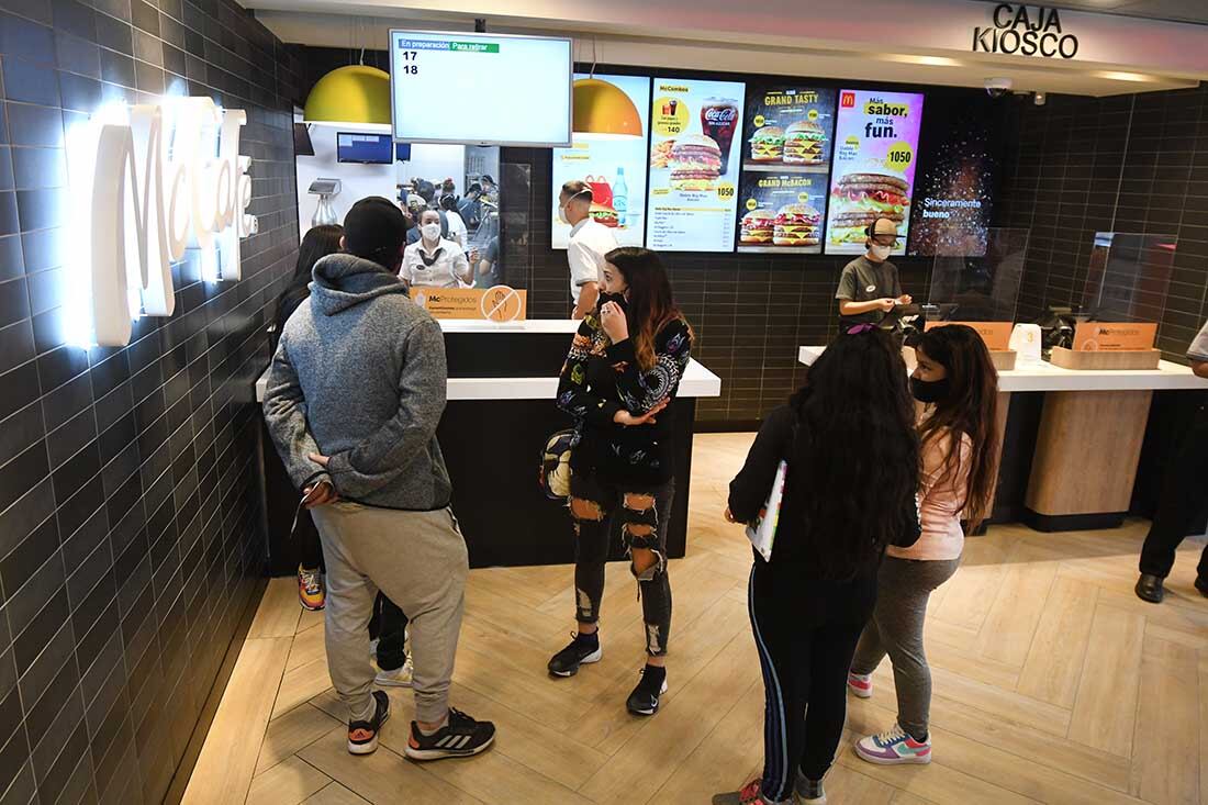 En el sector sur de la terminal de omnubus de Mendoza, se inauguró el local de comidas rápidas Mc Donald´s y auto Mac
Foto: José Gutierrez / Los Andes  