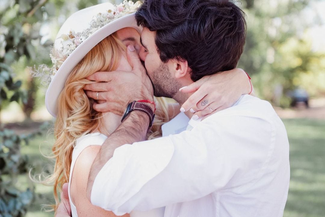 Las fotos oficiales de Nicole Neumann y Manu Urcera en su casamiento.