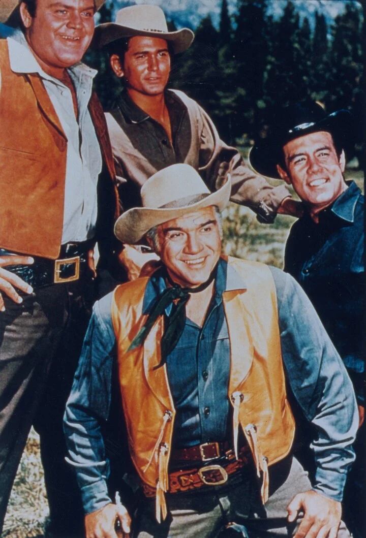 Hoss, Joe y Adam, los tres hijos de Ben Cartwright, los dueños de La Ponderosa.