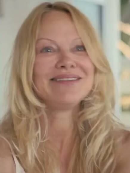 Pamela Anderson mostró su rostro sin nada de maquillaje.