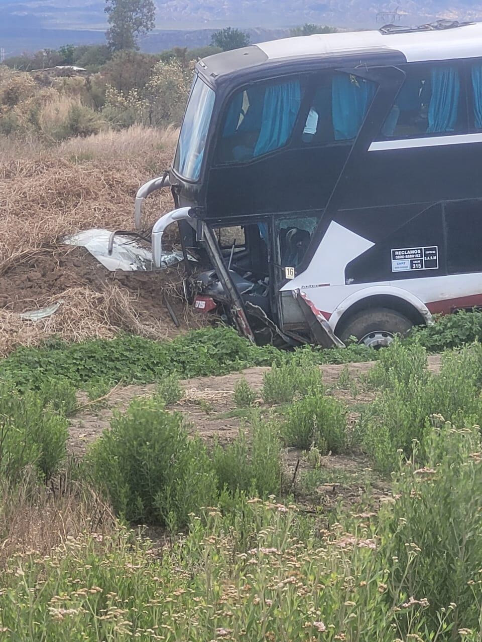 Un colectivo y un auto chocaron en la ruta 40 y la conductora del vehículo menor perdió la vida. Foto gentileza Bomberos Voluntarios.