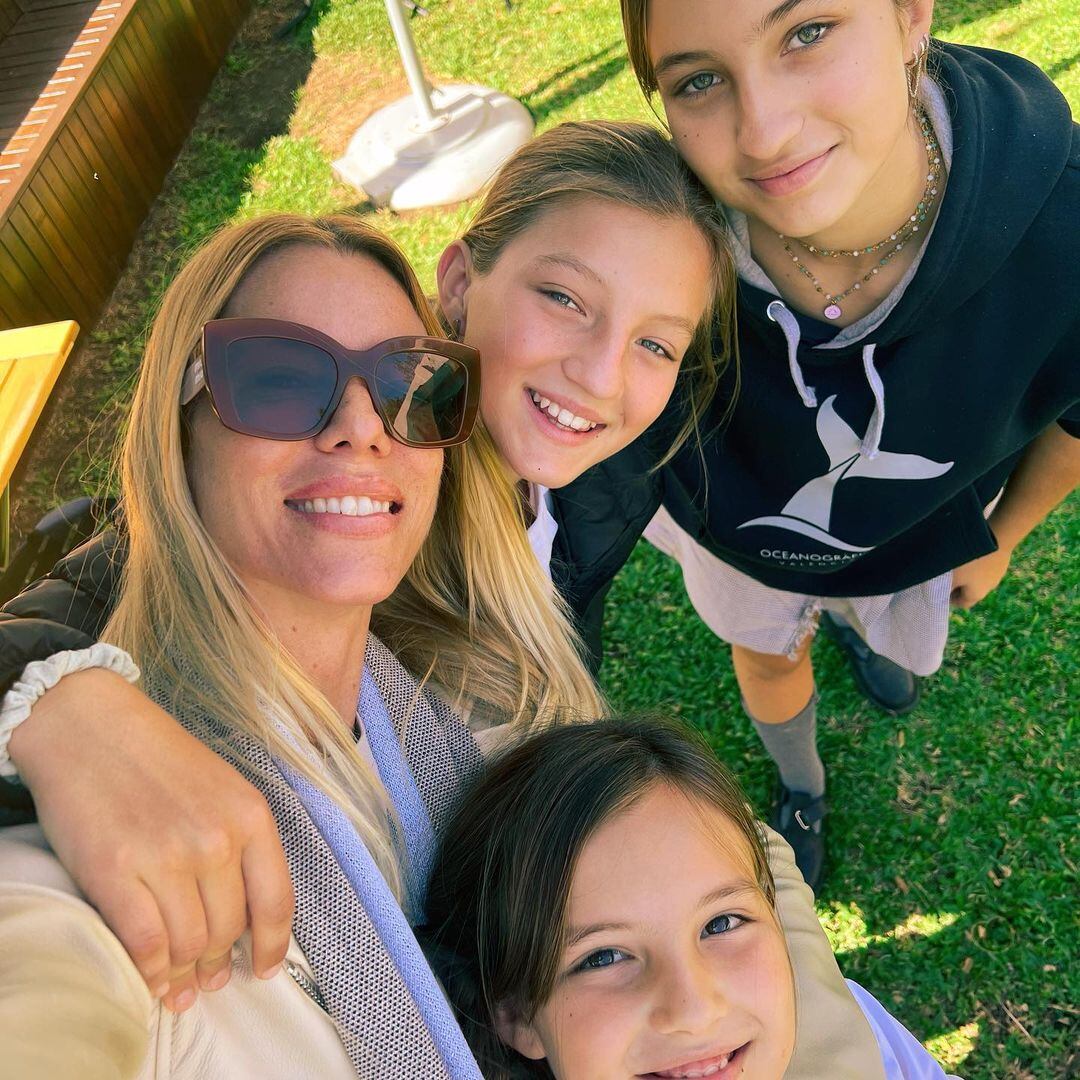 Nicole Neumann junto a sus tres hijas, Indiana, Allegra y Sienna.