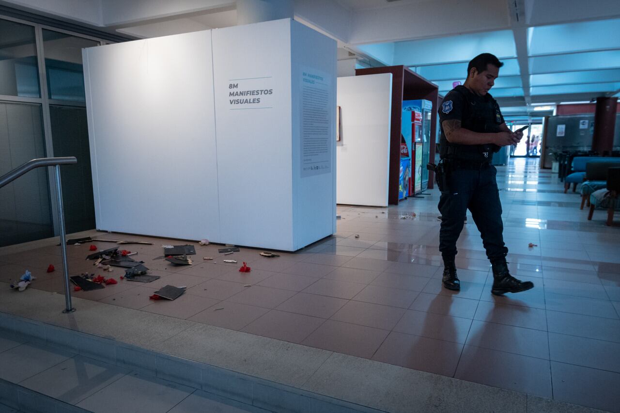 Un grupo de unas 50 personas ingresó al rectorado de la UNCuyo para protestar por la muestra de obras de arte 8M - Manifiestas Visuales que habían sido cuestionadas por la iglesia, luego de rezar comenzaron a romper las obras que estaban expuestas en conmemoración del día de la mujer.  

Foto: Ignacio Blanco / Los Andes 