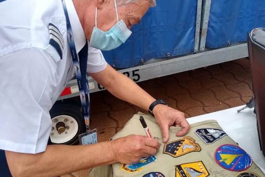 Un piloto de Austral y excombatiente fue homenajeado en uno de sus últimos vuelos.