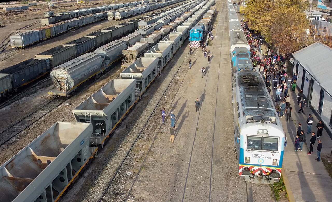 En junio el tren llega a Palmira proveniente de Buenos Aires por primera vez con pasajeros en décadas. Foto: Marcelo Rolland / Los Andes