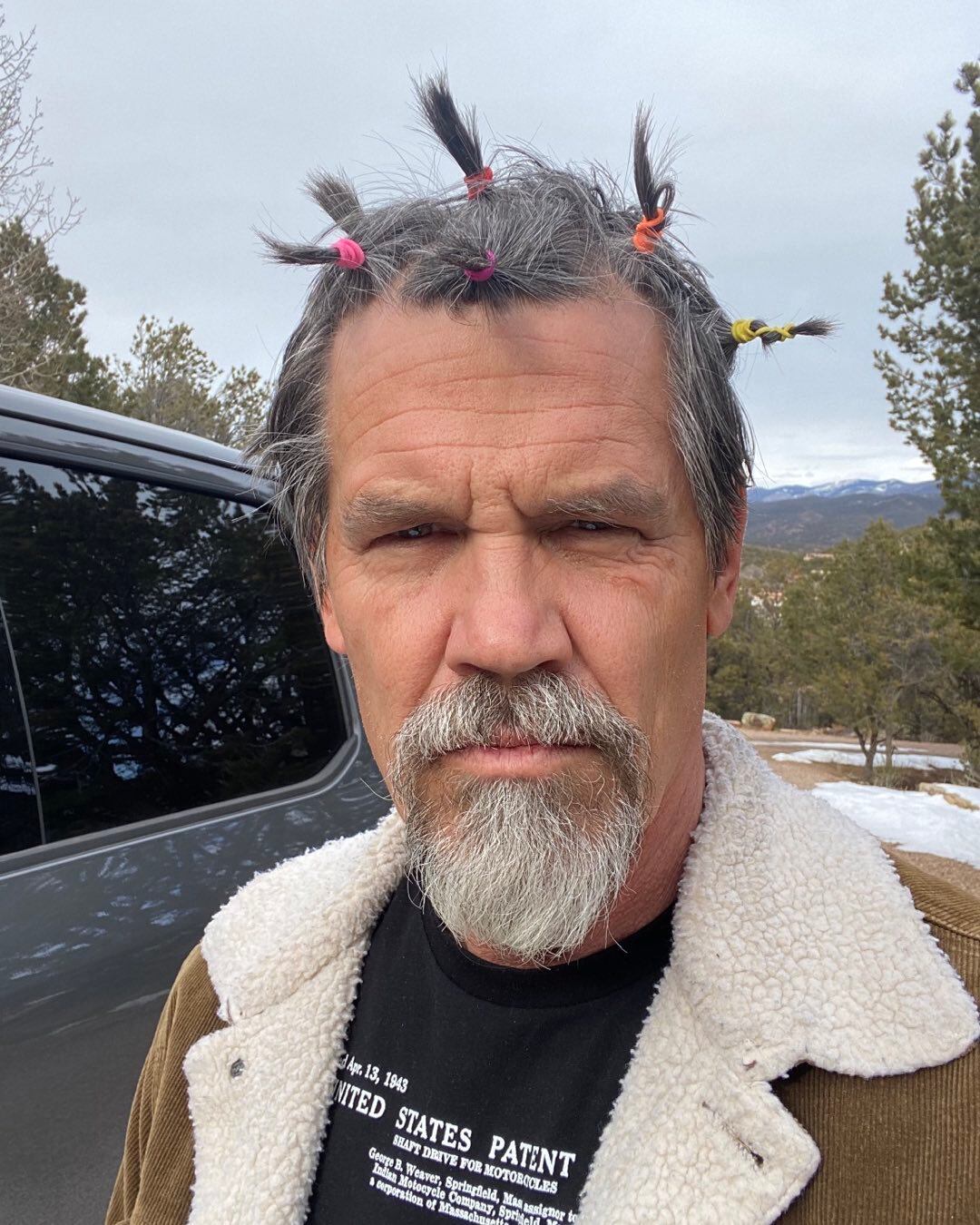 Josh Brolin "Thanos" se asolea el ano y sufre quemaduras