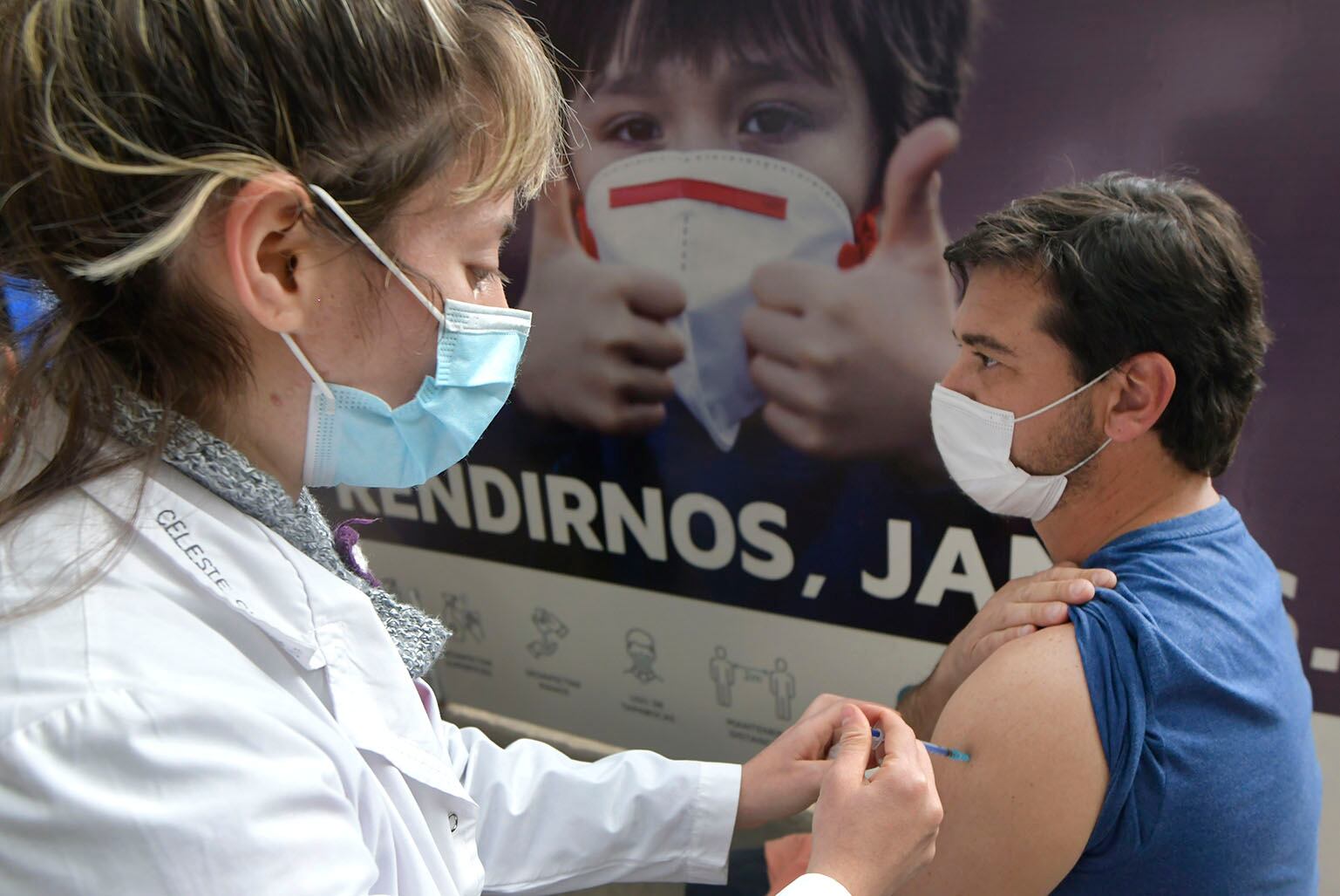 Rendirnos jamás, acusa el cartel del fondo, y ella lo sabe muy bien. Foto: Orlando Pelichotti / Los Andes