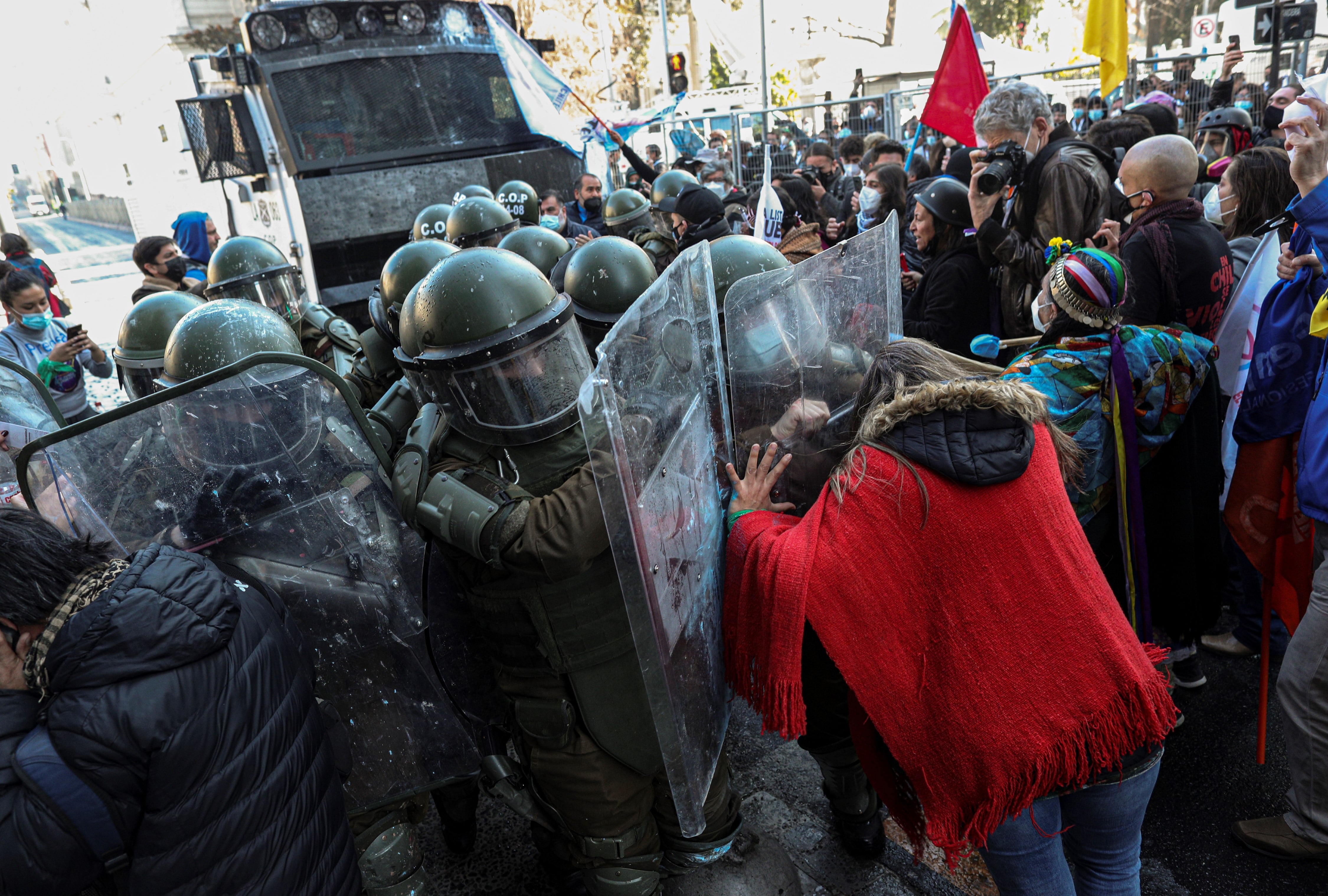 Un grupo de personas protestó dentro y fuera del recinto donde se inauguró el proceso de reforma constitucional.