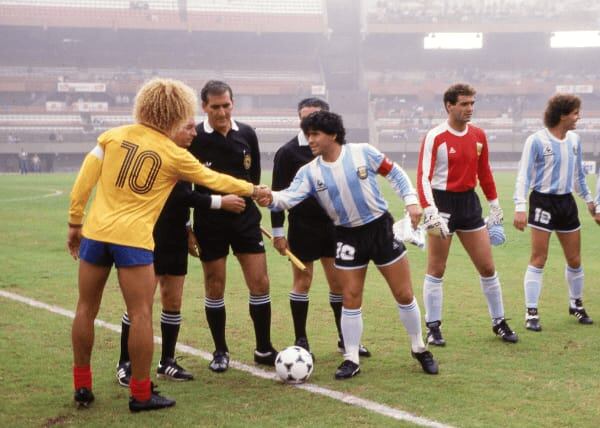 Valderrama y Maradona, dos históricos del fútbol mundial. / archivo 