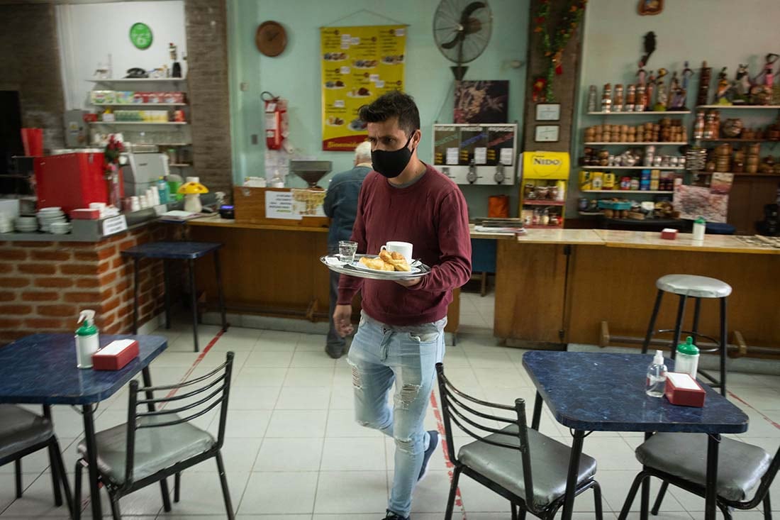 Cafés históricos de Mendoza
Federico Sosa, atiende a sus clientes en el café El Tostadero de Puerto Rico, uno de los cafés históricos de Mendoza.
Ignacio Blanco