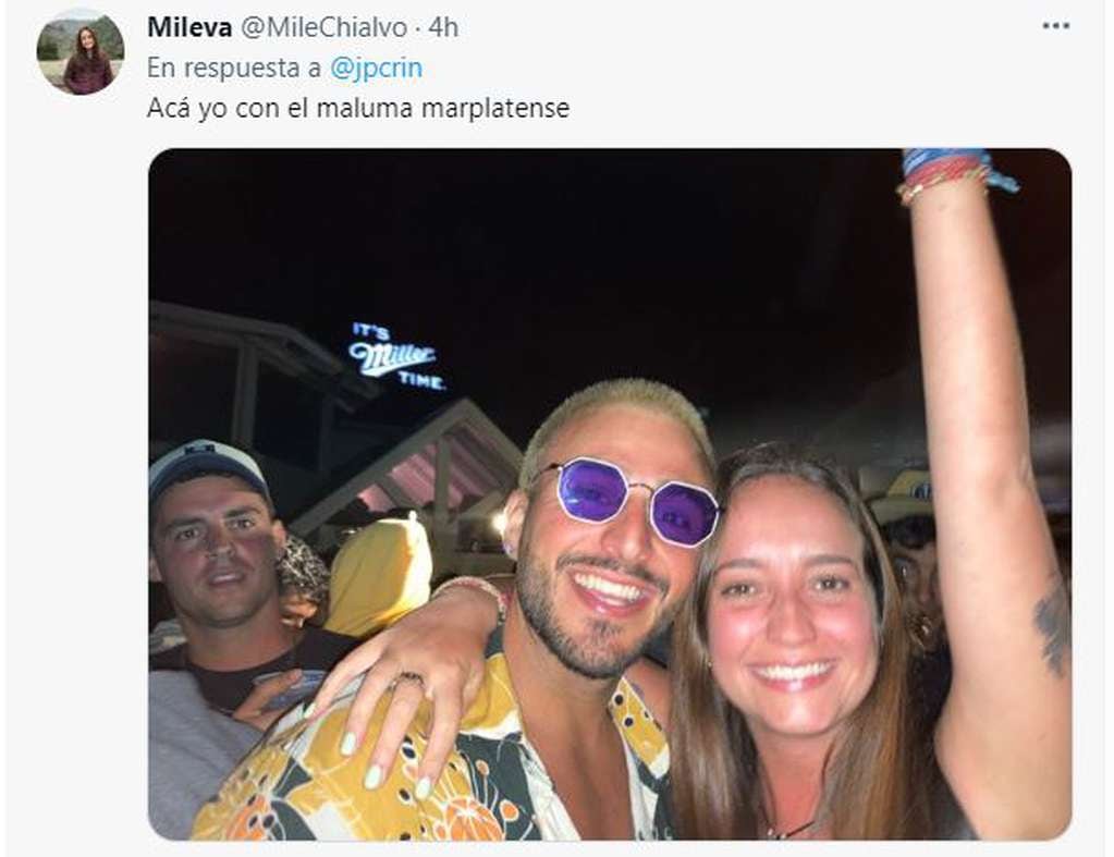 Una usuaria subió una foto con el imitador del cantante colombiano Maluma. 