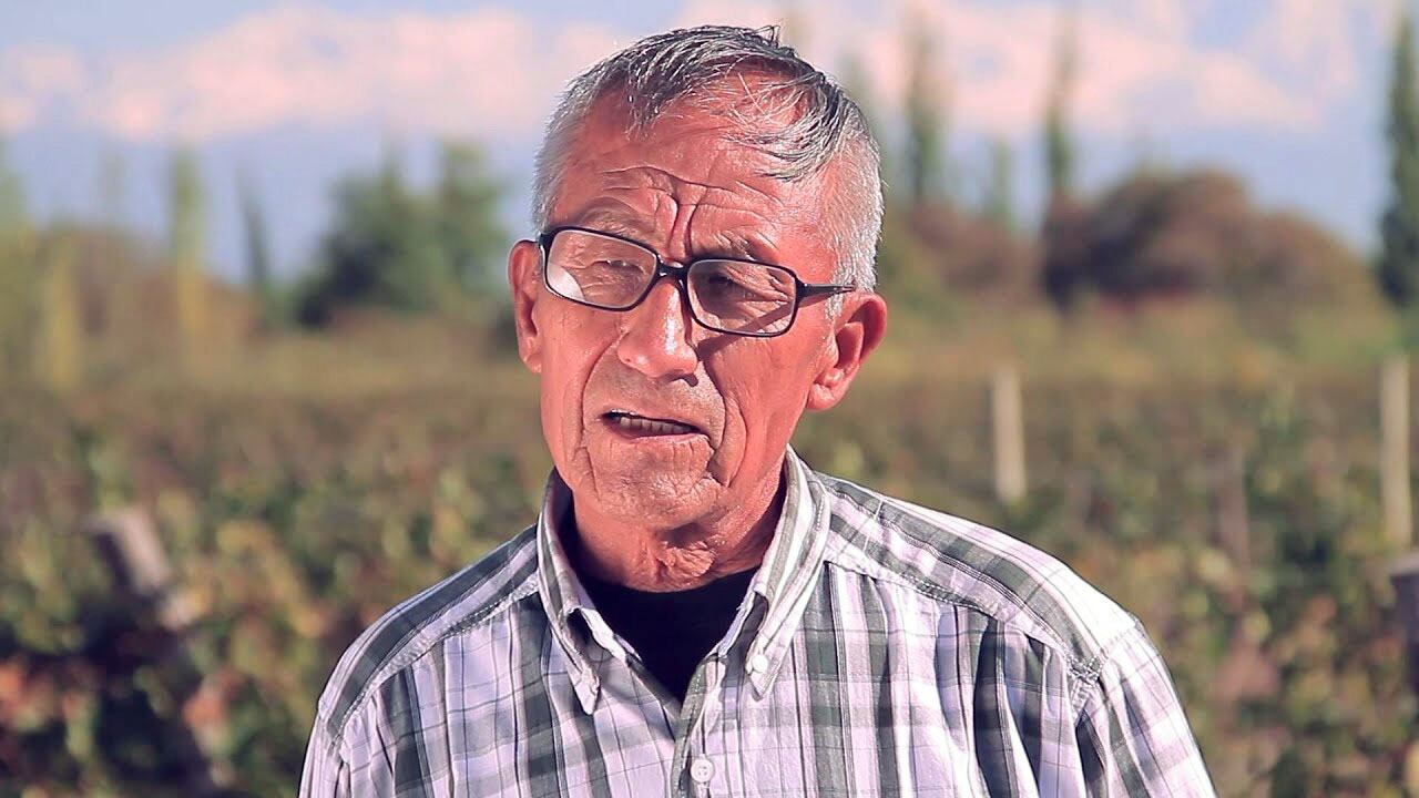 "En las obras en las que participé aprendí a tomar vino con los ingenieros, con los capos, a saborearlo, a compartir", sostiene Fausto Orellana. / Foto: Gentileza