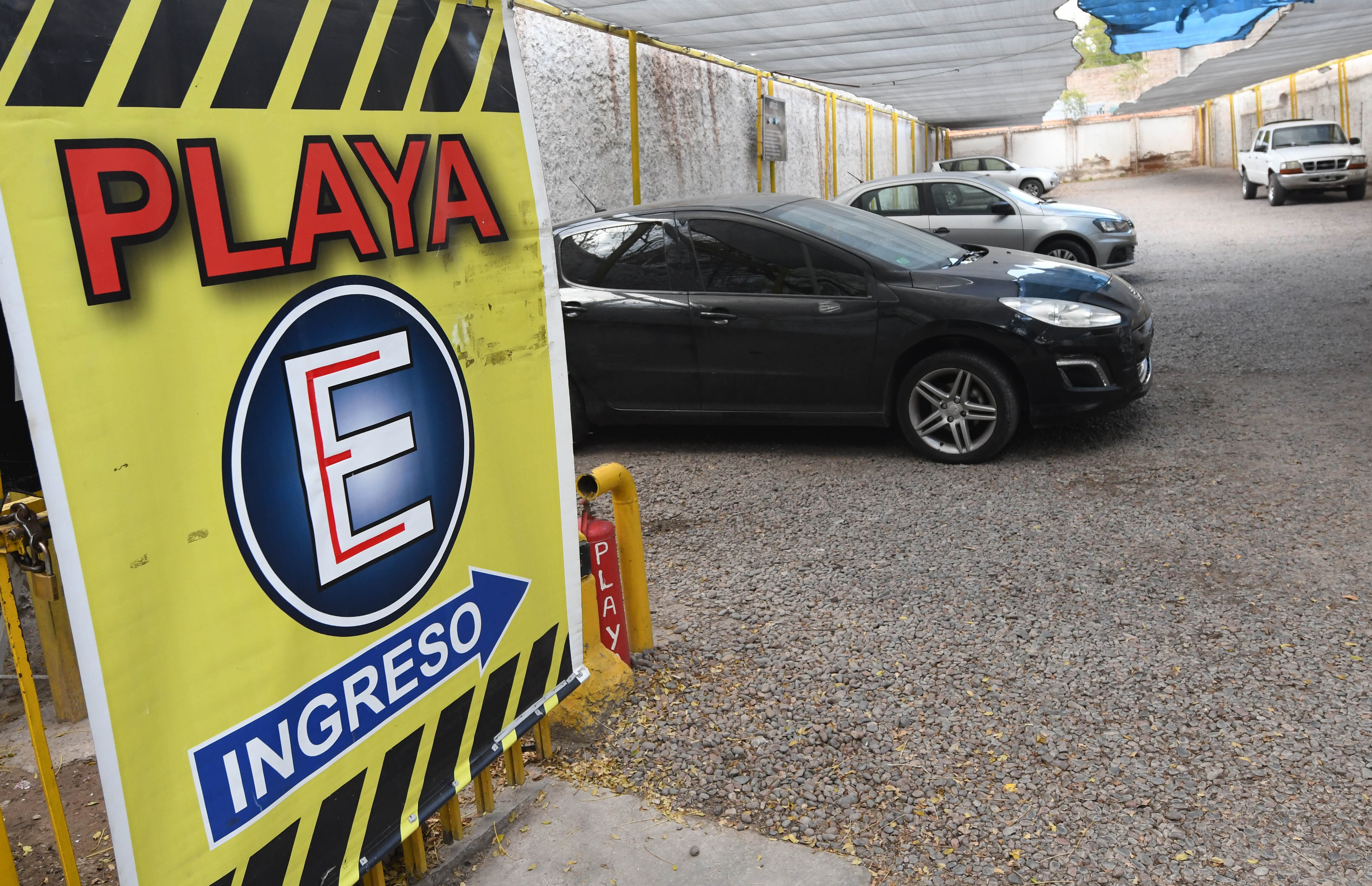 Las playas de estacionamiento y cocheras vienen de una crisis económica por la cuarentena y la caída de usuarios con abonos mensuales. Jose Gutierrez / Los Andes 