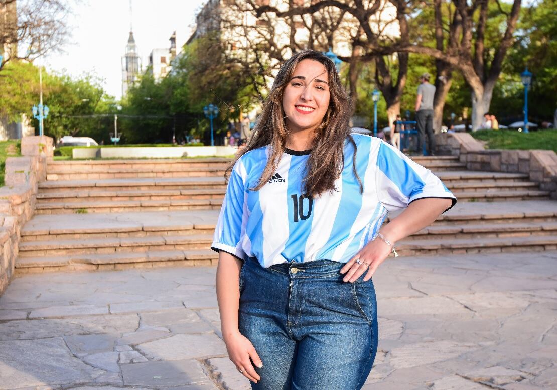 Dana Laterra se prepara para alentar a Argentina en Qatar. Foto: Mariana Villa / Los Andes