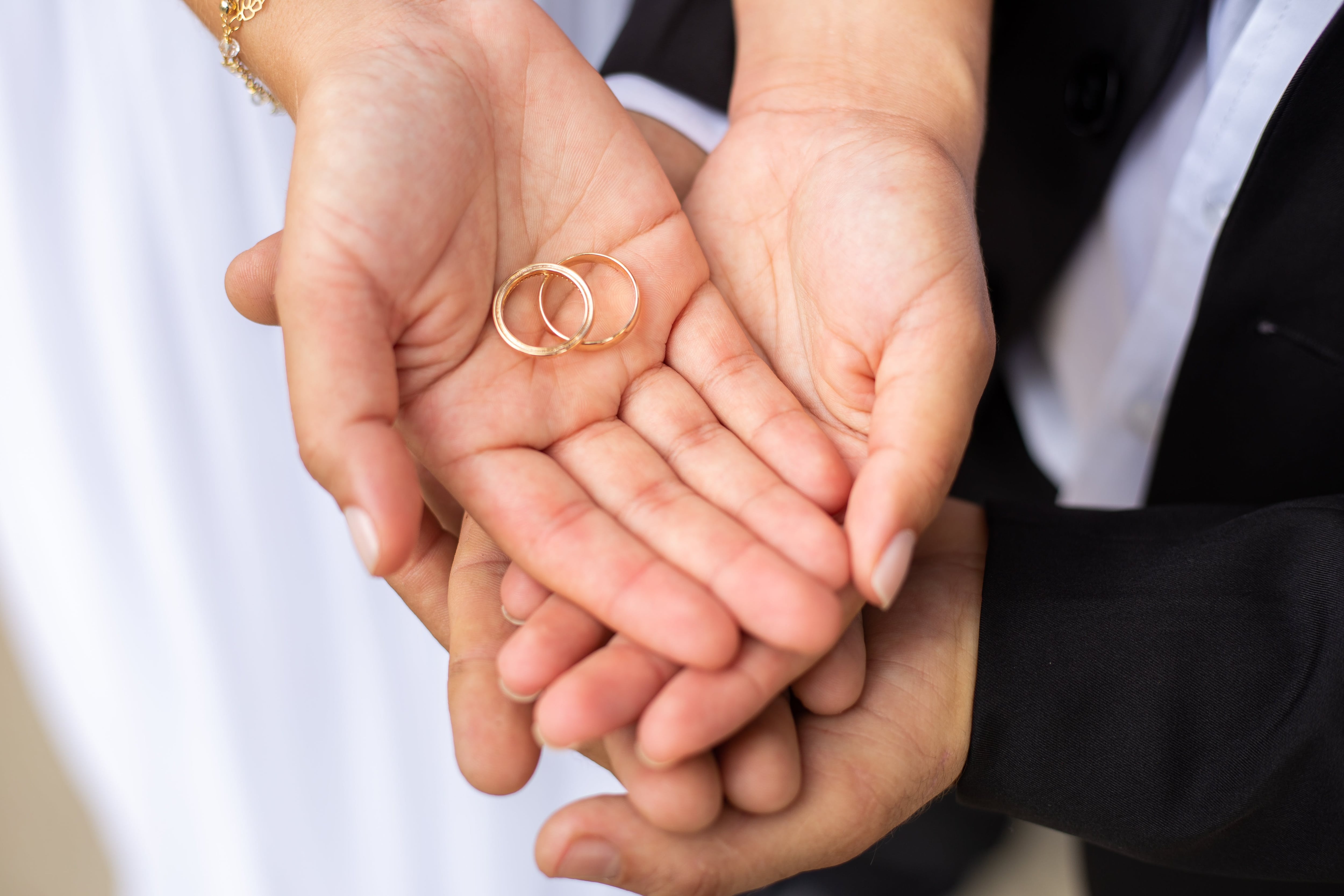 A cuánto cotiza el par de anillos de matrimonio de oro.