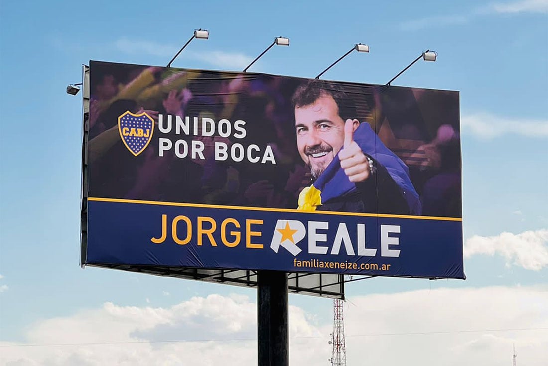 Bienvenidos. Los hinchas de Boca que llegaron vía aérea a la provincia se encontraron con este cartel a la salida del aeropuerto. 