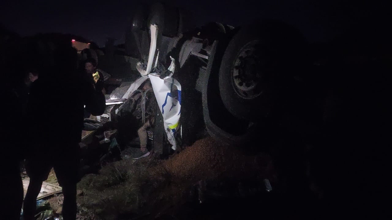 Un camión volcó y su conductor resulto herido de gravedad (Foto: Gendarmería Nacional)