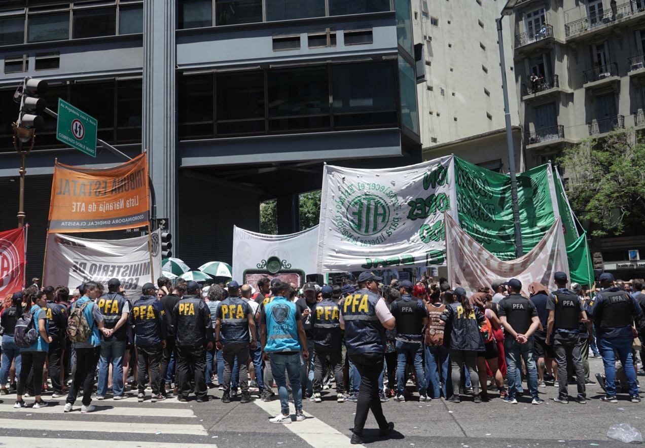 Empleados estatales nucleados en ATE 
marcharon a la jefatura de gabinete escoltados por un fuerte cordón policial. / Foto NA: DANIEL VIDES