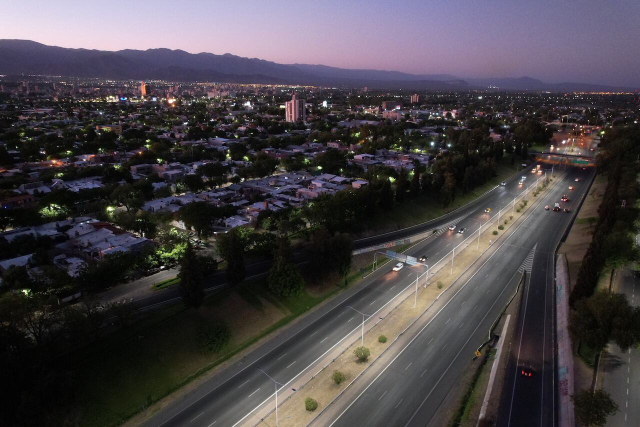 Así se ven los accesos Este y Sur con nueva iluminación led colocada por Vialidad Provincial. Foto: Prensa Vialidad de Mendoza