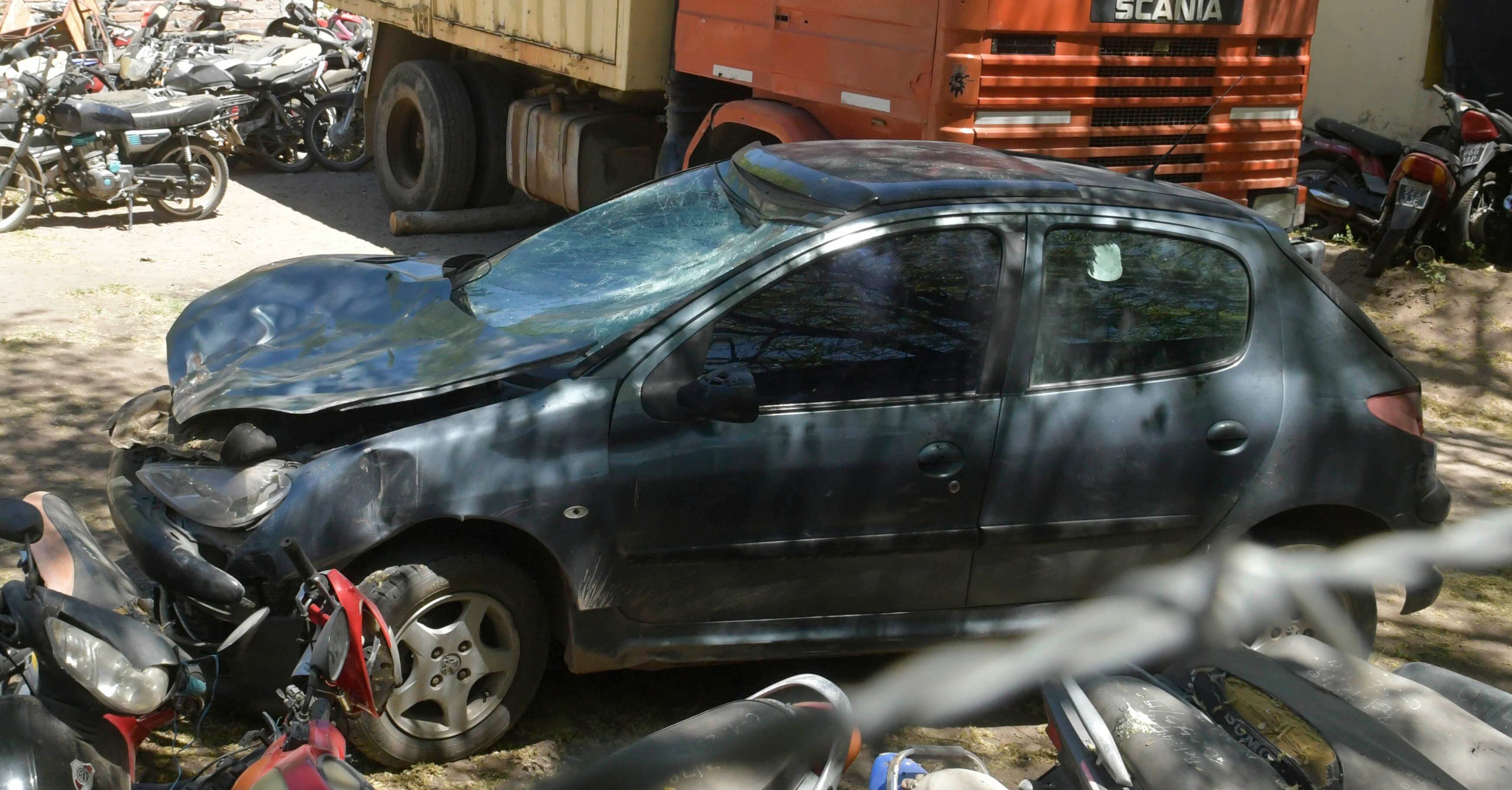 Tragedia en San Carlos. Ruben gabriel Paco, atropello y mato a tres mujeres ciclistas en San Martin (Ruta 40 vieja) y Quiroga, de Eugenio Bustos de San Carlos
Mariana Salinas (29), Romina Lezcano (29) y su hija Loana Lezcano (6). 
En la foto el auto en la Comisaria 18
Foto Orlando Pelichotti / Los Andes

choque muerte vial seguridad  alcohol hebrio accidente