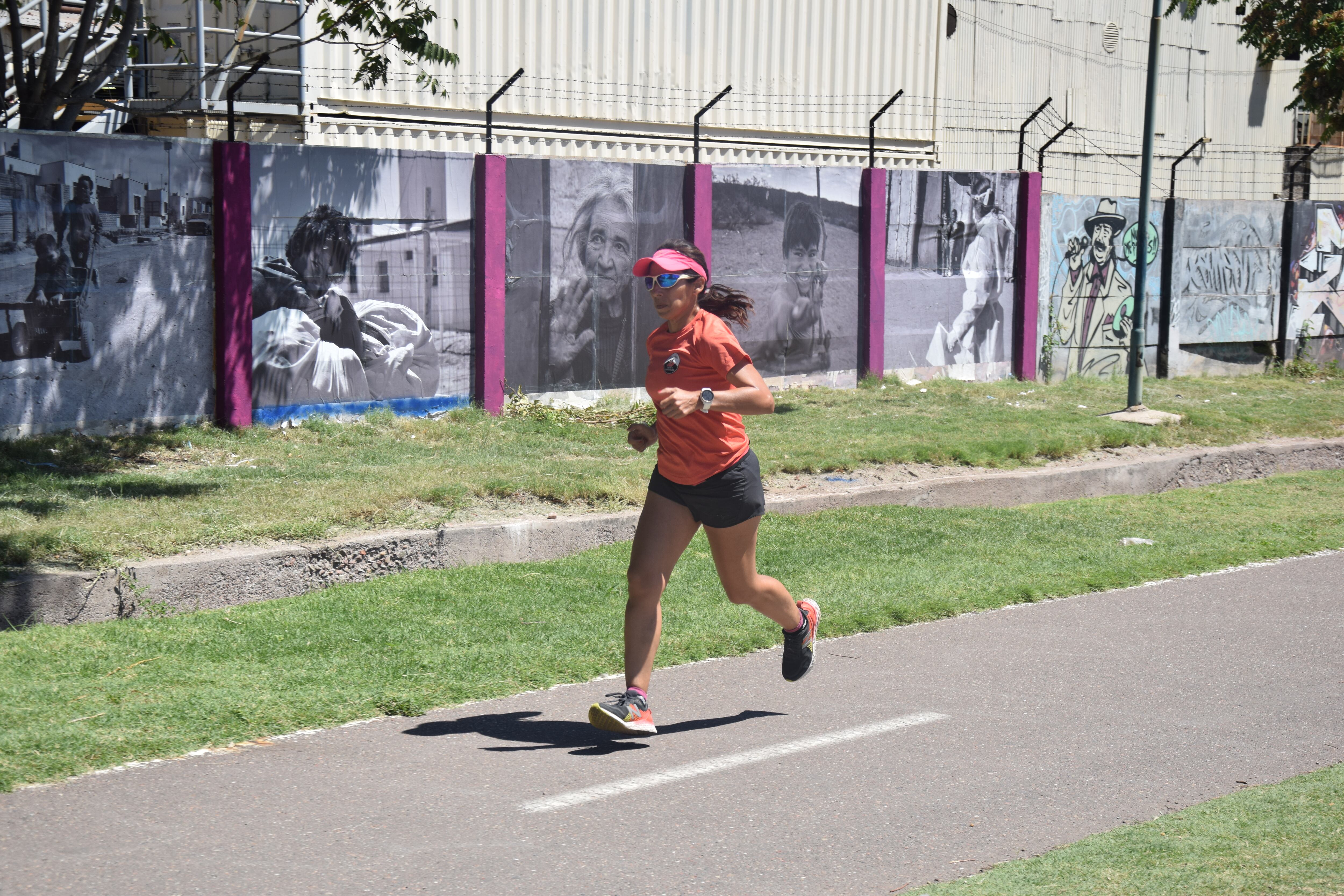 Marta, la mujer que “saluda” a todos en la ciclovía y su foto que emocionó y movilizó a los mendocinos. Foto: Gentileza Juan Ignacio Blanco.