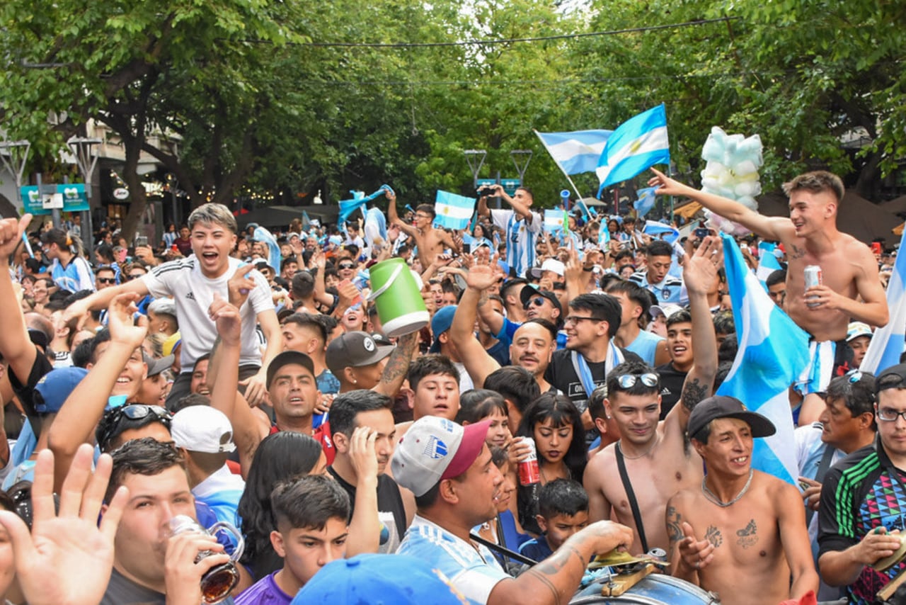 Argentina ya esta en cuarto de final y Mendoza lo festejo así. 
Foto: Mariana Villa / Los Andes