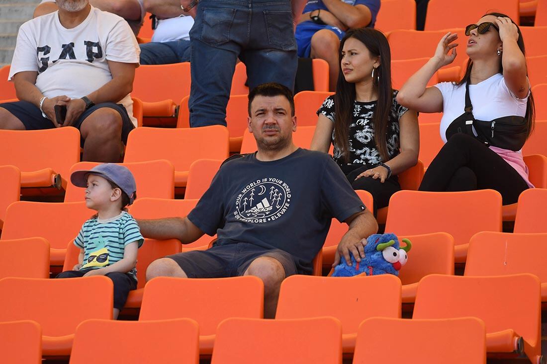 Los hinchas del tomba en la platea cubierta esperando que comienzo del partido.
Foto: José Gutierrez.