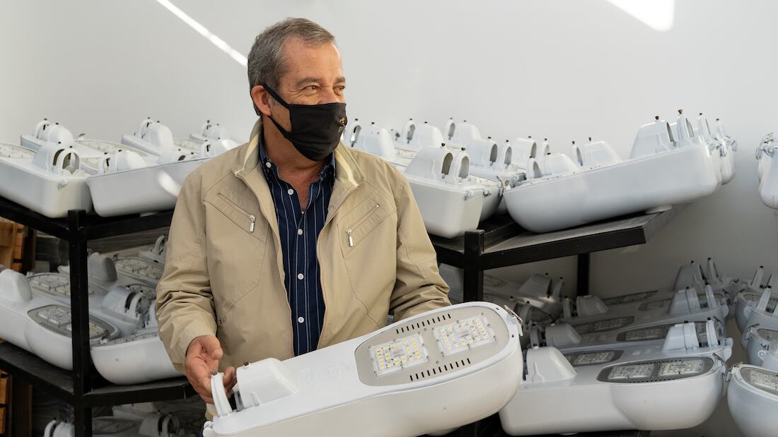 Héctor Ruiz con las nuevas luminarias que reemplazaron en varias zonas del departamento de Junín. 