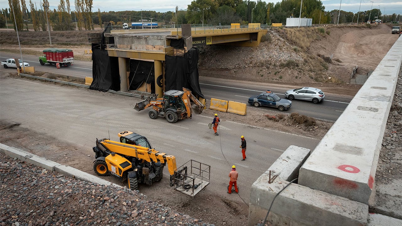 La variante Palmira estaría terminada en 4 meses 
 Es una de las obras  más importantes y estratégicas de Mendoza,  tiene la mira puesta en potenciar el Corredor Bioceánico.
Con la variante Palmira, se podrán desviar los vehículos de carga pesada que circulan por la Ruta 7 con dirección a Chile, sin tener que atravesar calles o avenidas del Gran Mendoza.

Foto: Ignacio Blanco / Los Andes  