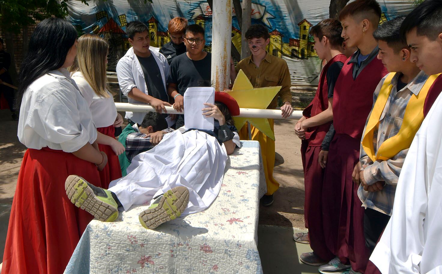 El final de Don Quijote de la Mancha adaptada por alumnas y alumnos de la Infanta Mendocina. Orlando Pelichotti / Los Andes