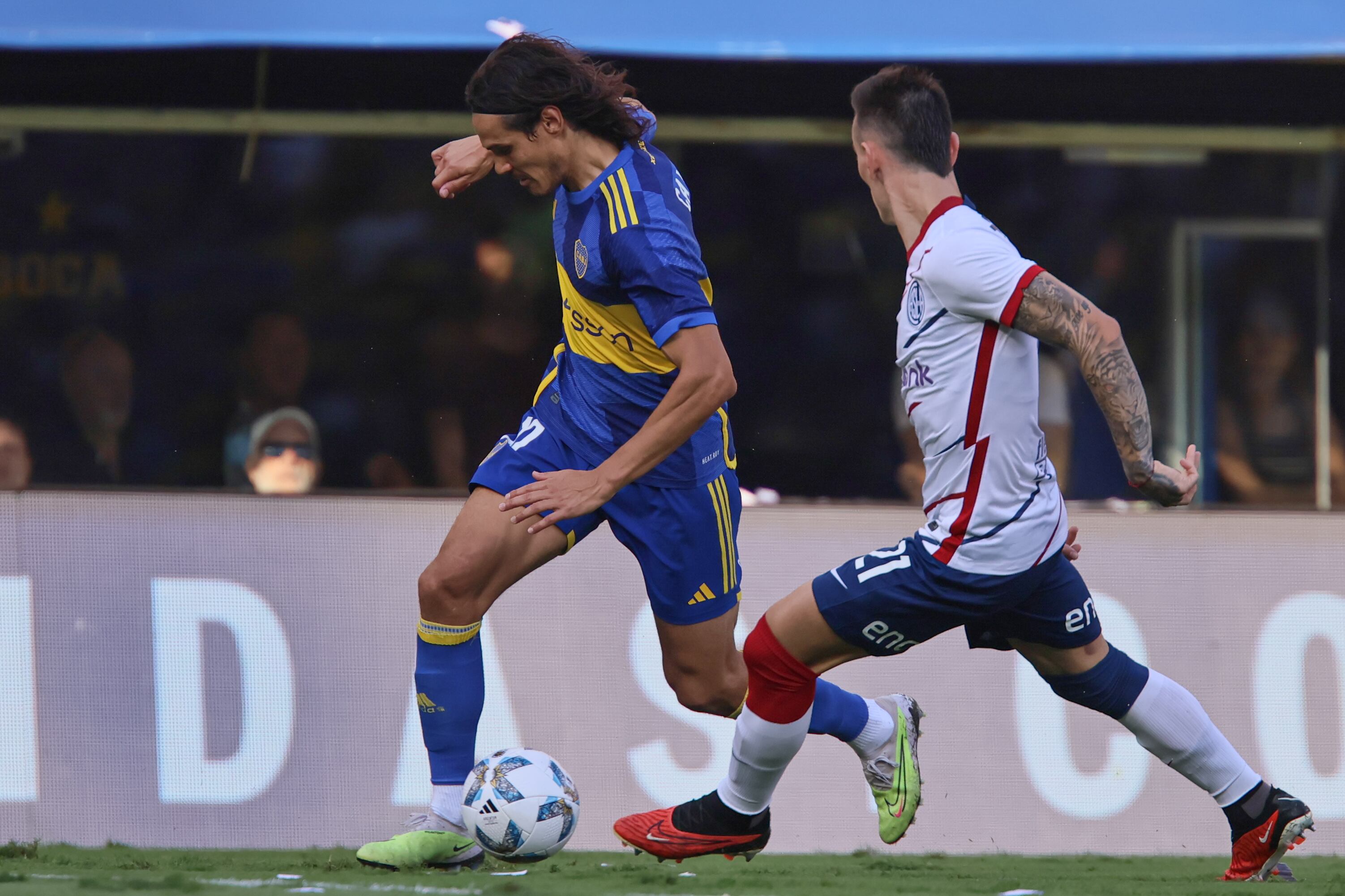 Edinson Cavani dejó el partido con San Lorenzo, el sábado, por una una sobrecarga muscular y es duda en Boca para iniciar la Copa Sudamericana. (Fotobaires)