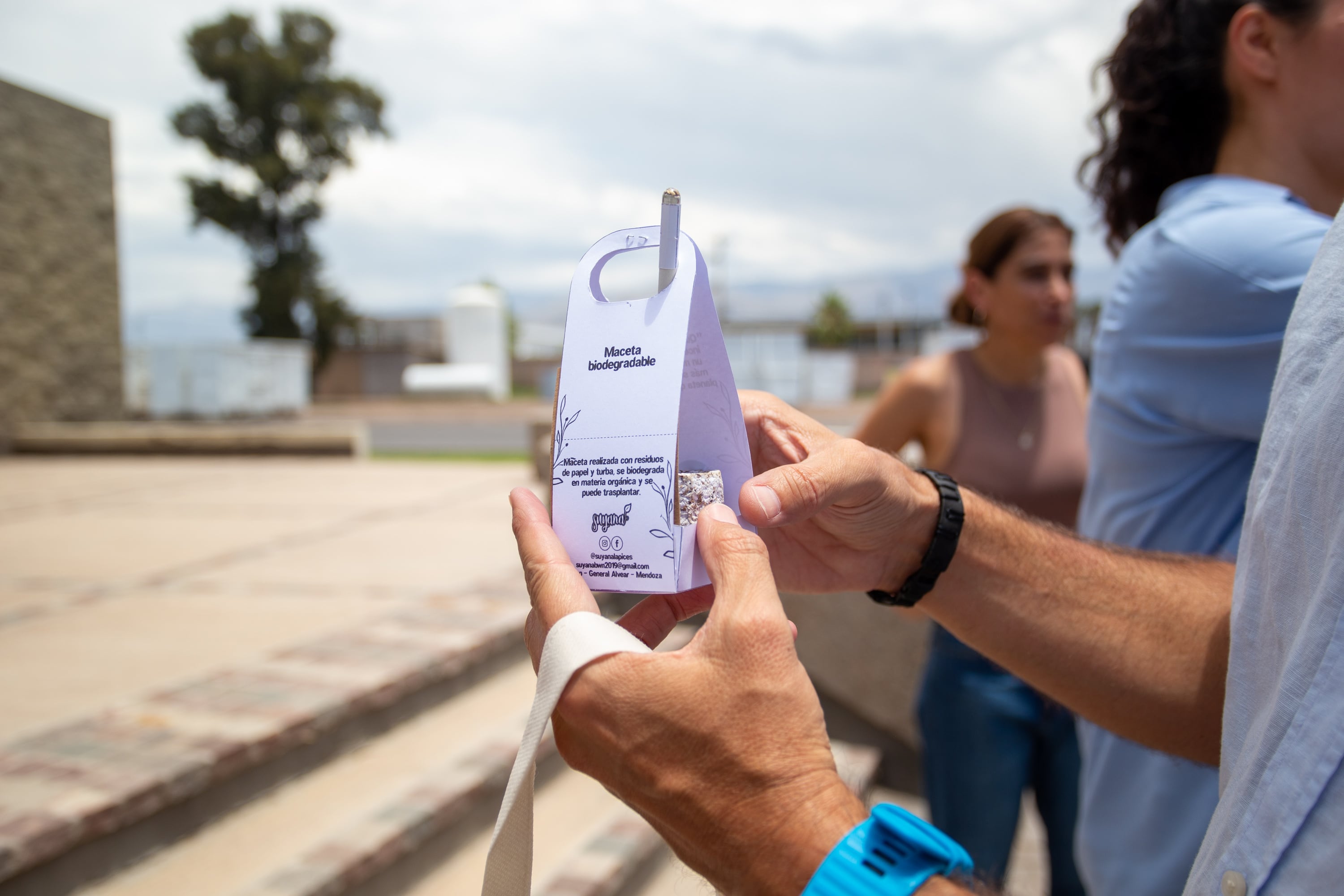 Ulpiano Suarez visitó la planta de reciclado CORPA en un nuevo envío de papeles en desuso. Foto: Prensa Ciudad de Mendoza