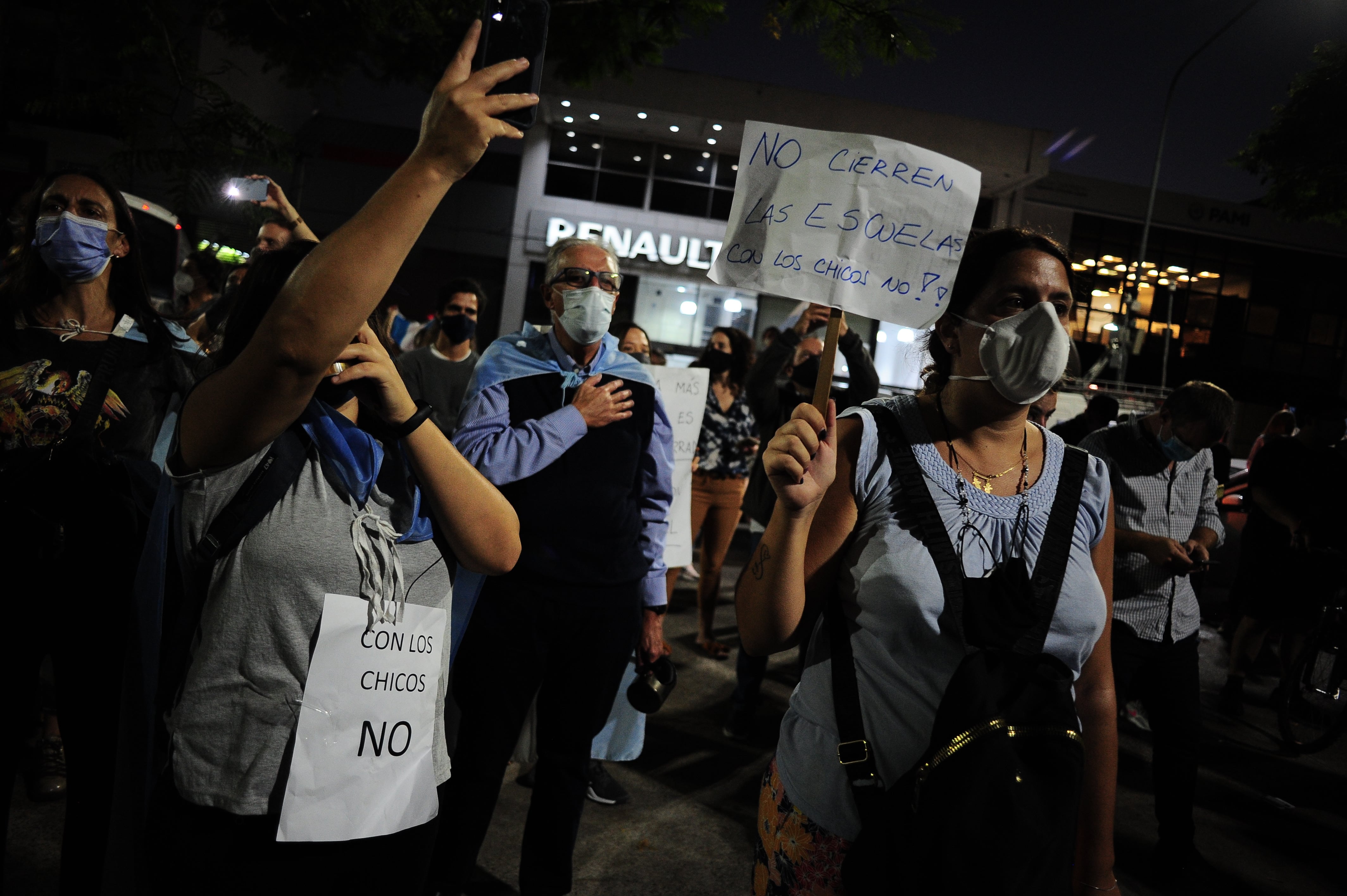 15 04 21
Cacerolazo frente a la quinta presidencial de Olivos, despues del anunciode ayer de Alberto Fernandez.
Foto Clarin