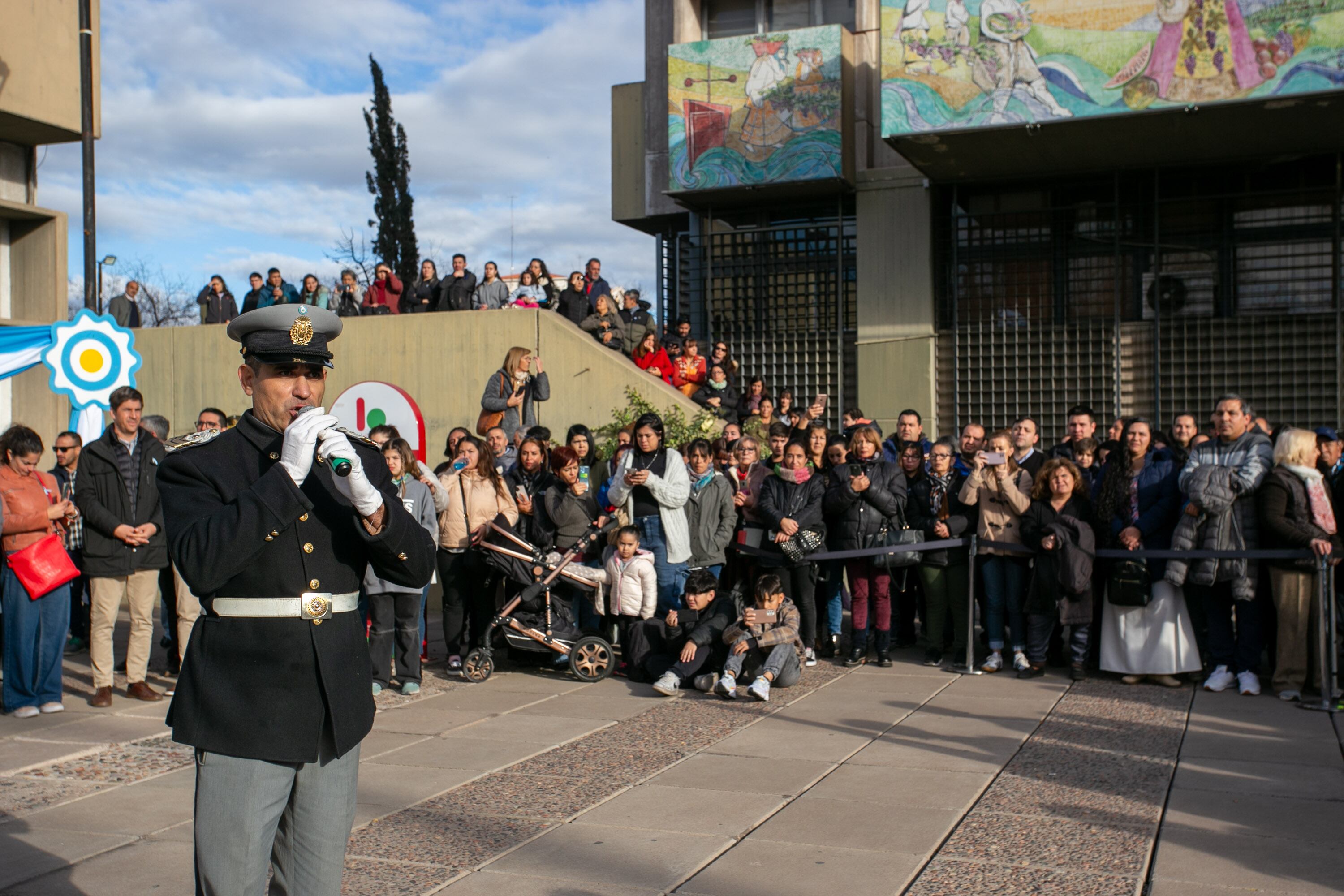 Ulpiano Suarez tomó la promesa de lealtad a la Bandera a estudiantes de la capital.