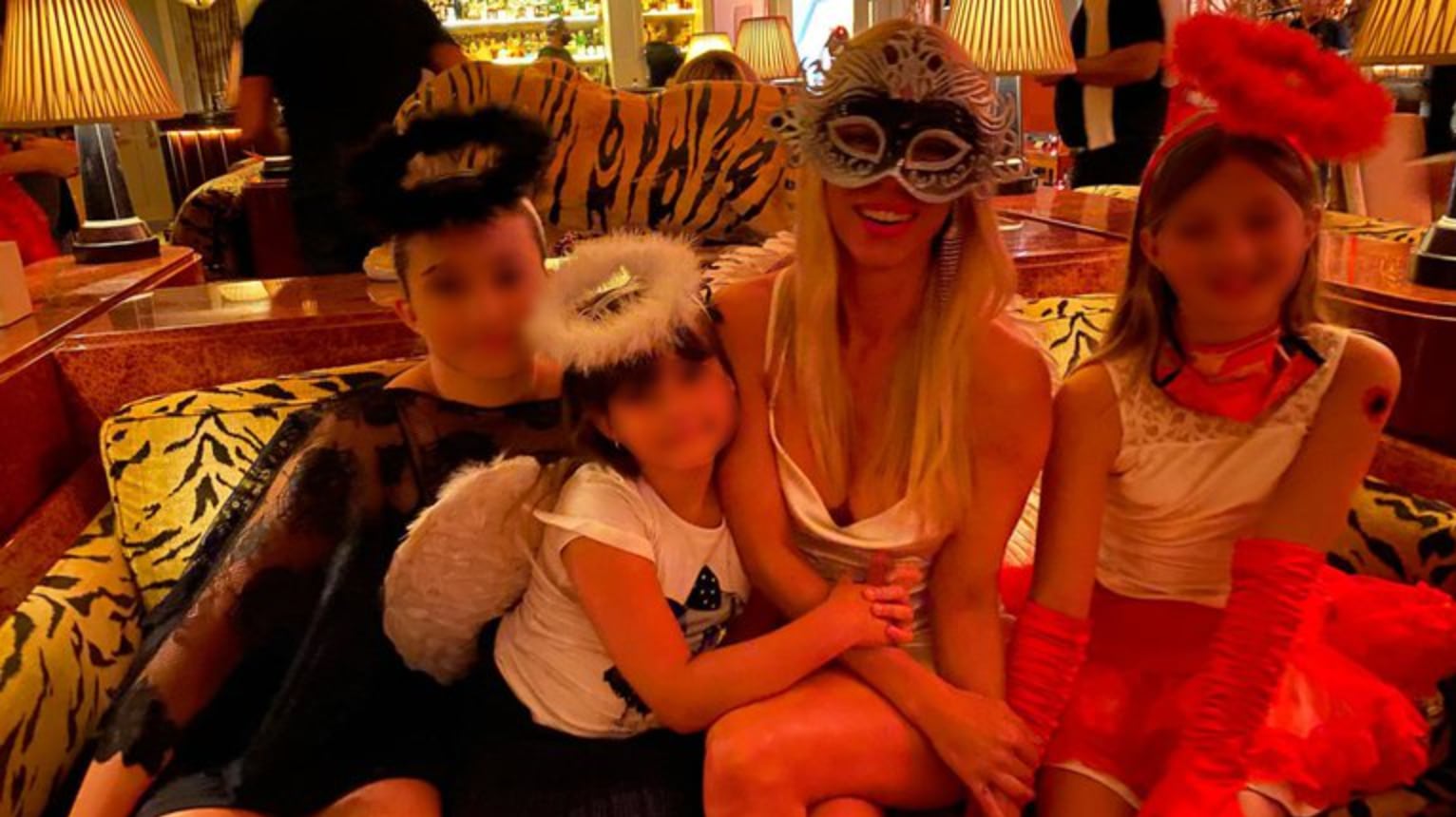 Nicole junto a sus tres hijas: Indiana, Allegra y Sienna.