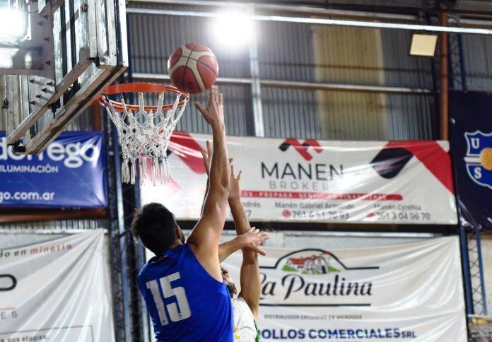 Vélazquez de San José deja el balón al lado del aro. Ganó San José. / Gentileza: Andrés Arequipa. / Gentileza.