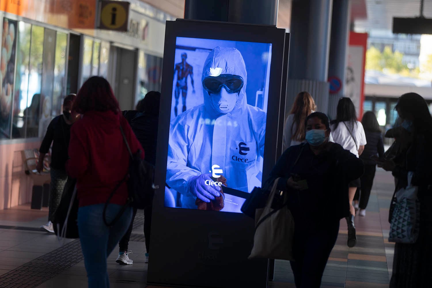 Una publicidad callejera agradece a trabajadores médicos. Millones de personas en España tienen restricciones de circulación debido a la segunda ola de la pandemia de coronavirus.