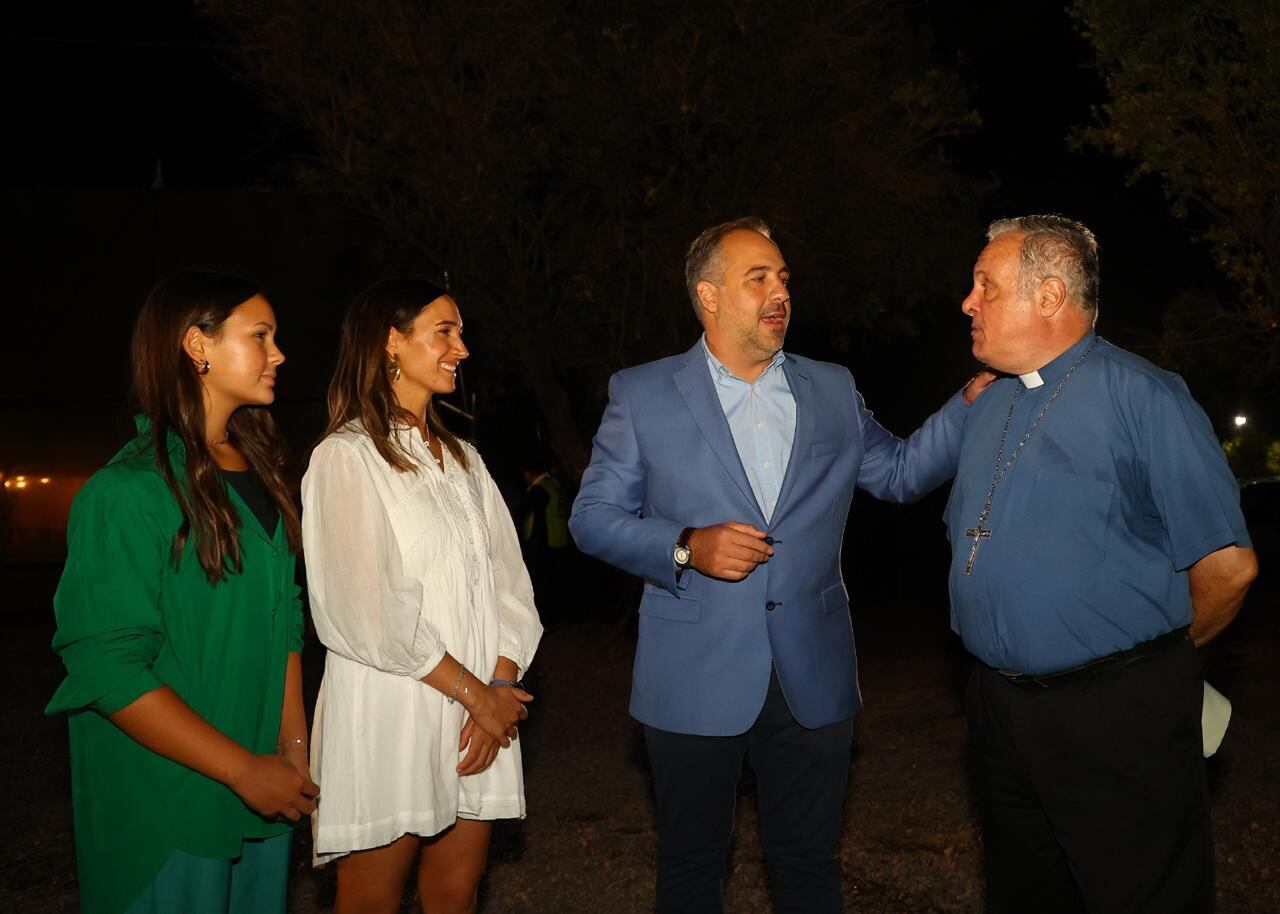 El jefe comunal Matías Stevanato, junto a su  esposa y su hija, recibieron al Arzobispo Mons. Marcelo Colombo.