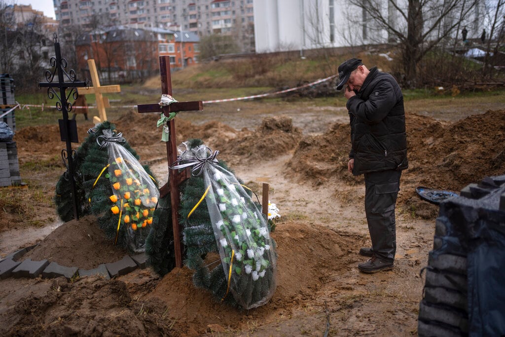 Oleg, de 56 años, lamenta la muerte de su madre, Inna, de 86 años, quien murió durante la guerra contra Rusia, el domingo 10 de abril de 2022, en Bucha, a las afueras de Kiev, Ucrania. (AP Foto/Rodrigo Abd)