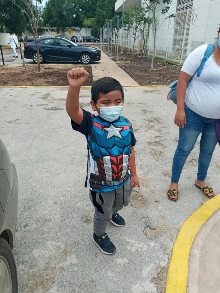 Axel recibió su última quimioterapia y la familia celebró a lo grande.