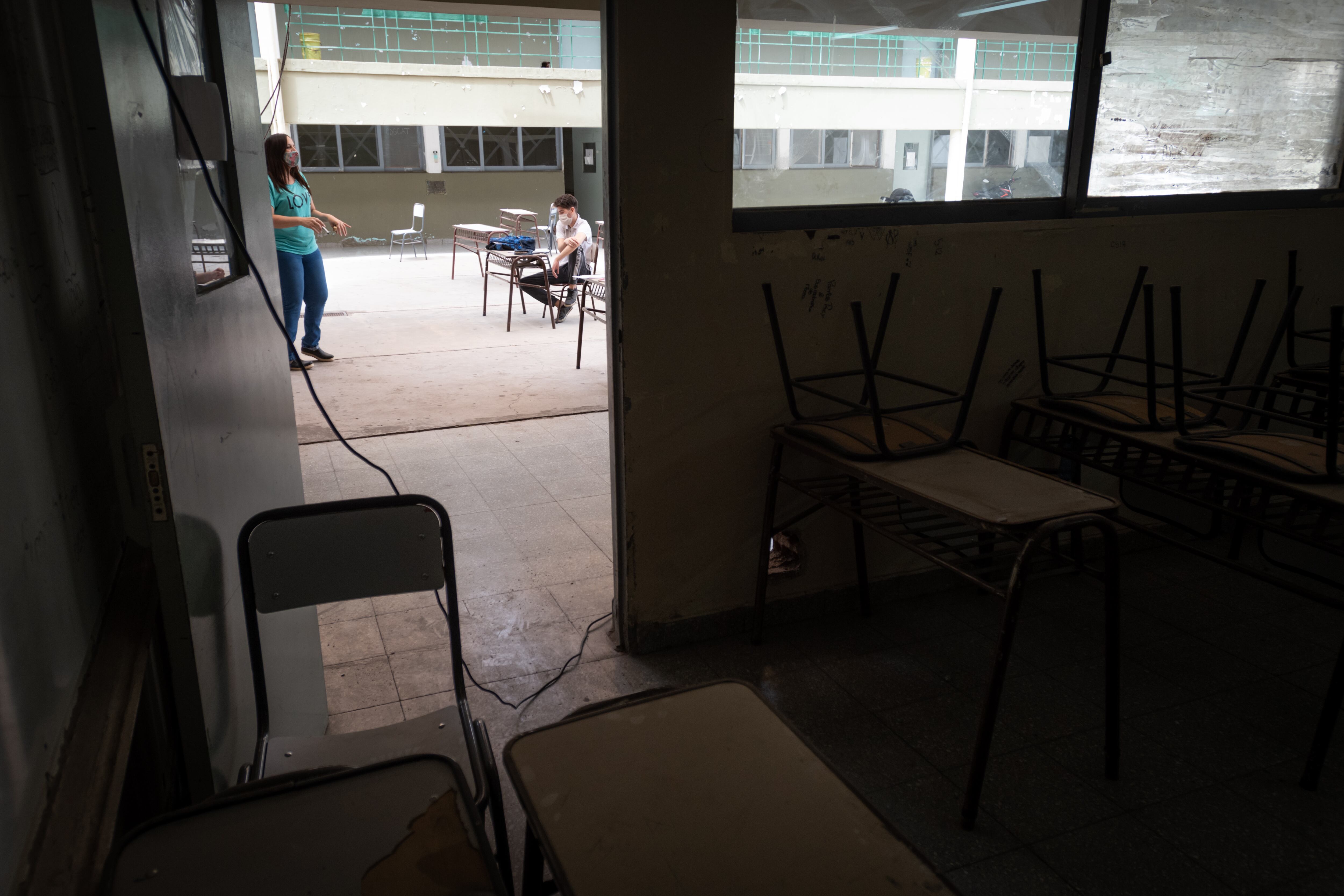 Alumnos que no pudieron conectarse a las clases virtuales volvieron a las aulas improvisadas en los patios.