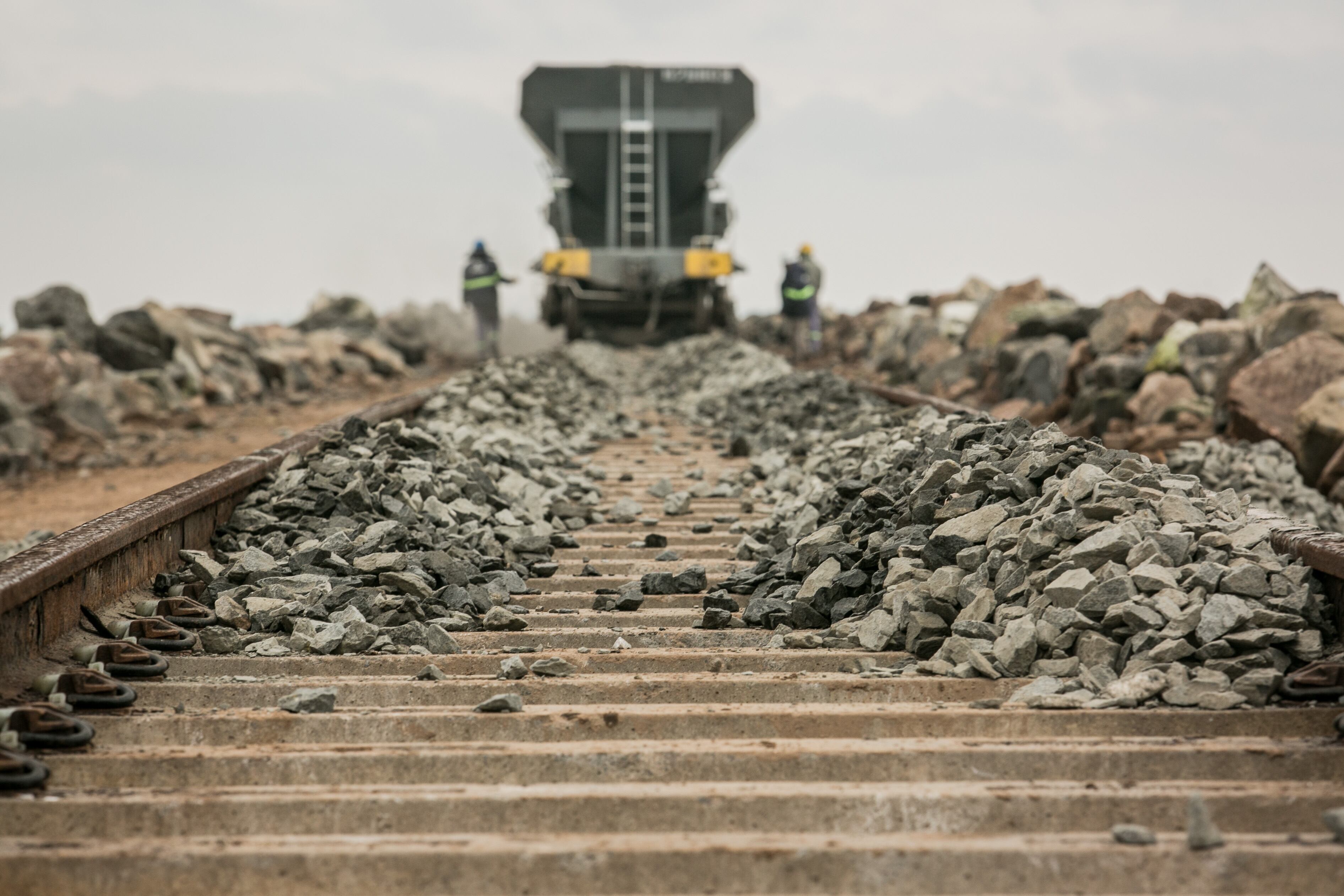 En los 13 kilómetros que fueron rehabilitados sobre la laguna de La Picasa se volvió a hacer y coronar el piedraplén. Se colocaron 30.000 toneladas de piedra escollera. Foto: Prensa Trenes Argentinos Cargas.