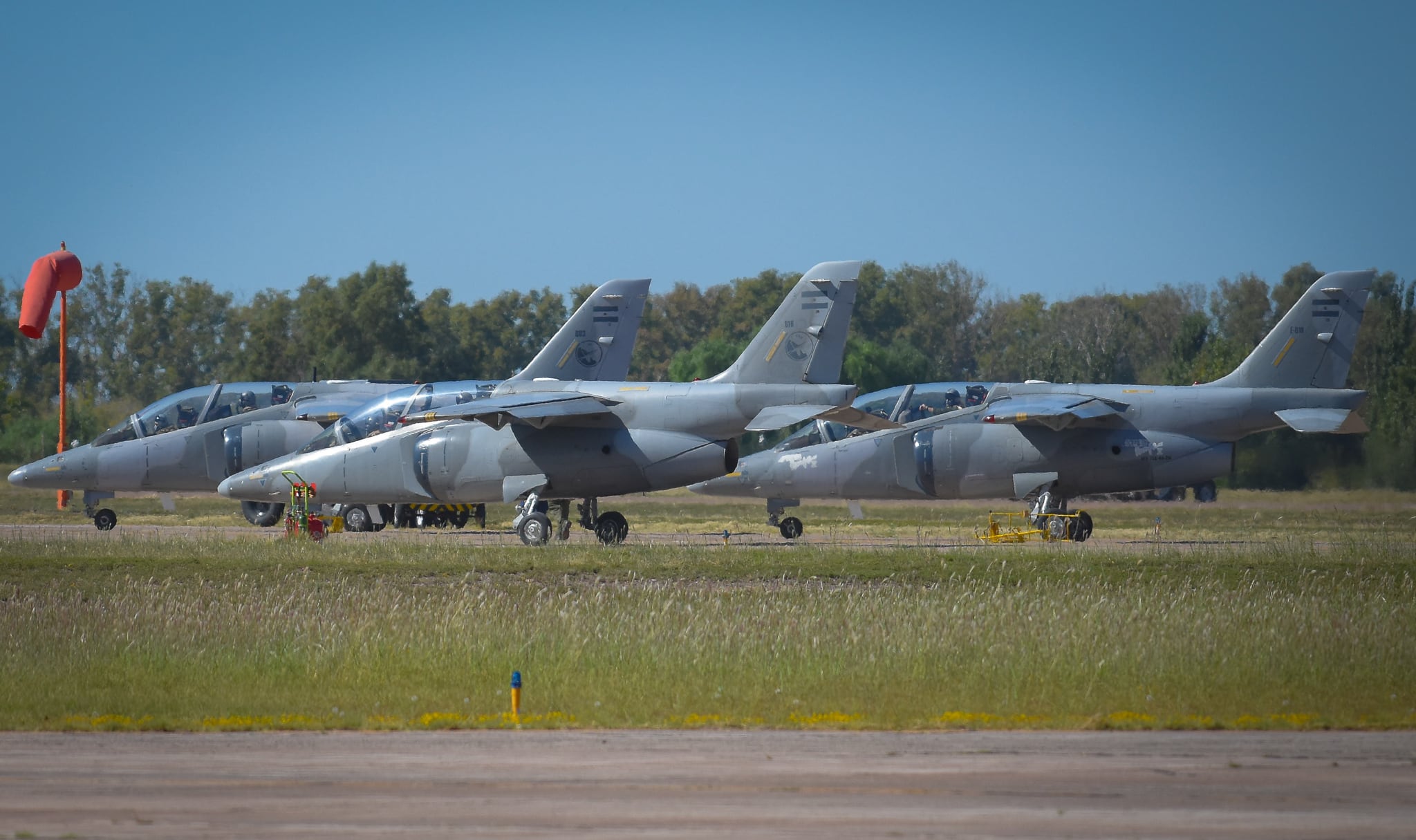 Con un desfile terrestre y un pasaje aéreo de los IA 63 Pampa se realizaron los actos del 73 aniversario de la IV Brigada Aérea