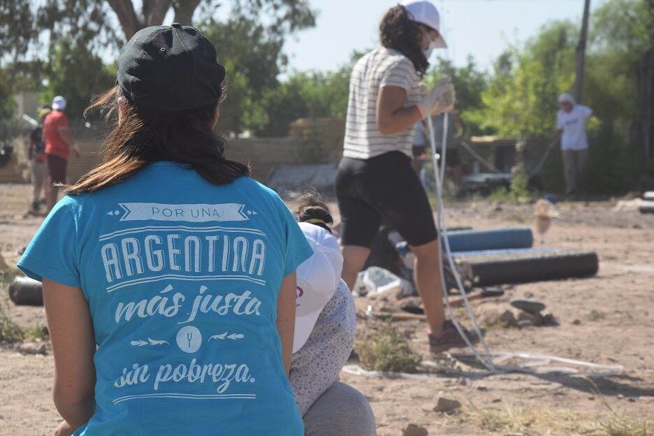 Vecinos de Godoy Cruz construyeron sus propias viviendas de emergencia a donde serán relocalizados. Foto: Municipalidad de Godoy Cruz.