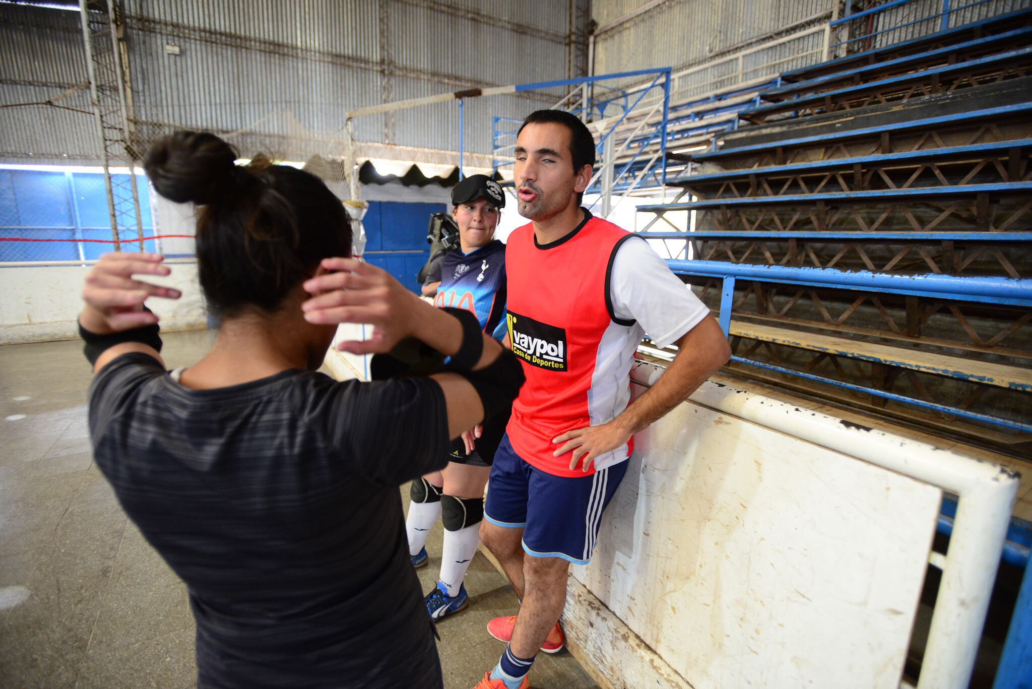 Federico Accardi es el Dt y jugador del seleccionado argentino Los MurcielagosEquipo Femenino de Futbol para Ciegas de YPF Petroleras participa en el Torneo Nacional 
Foto Claudio Gutiérrez Los Andes