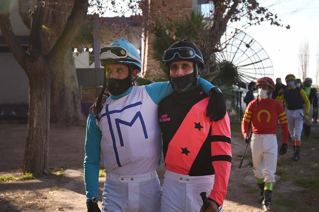 Los jockey se alistan para salir al encuentro de su caballo y comenzar la competencia, en un ambiente de amistad y compañerismo