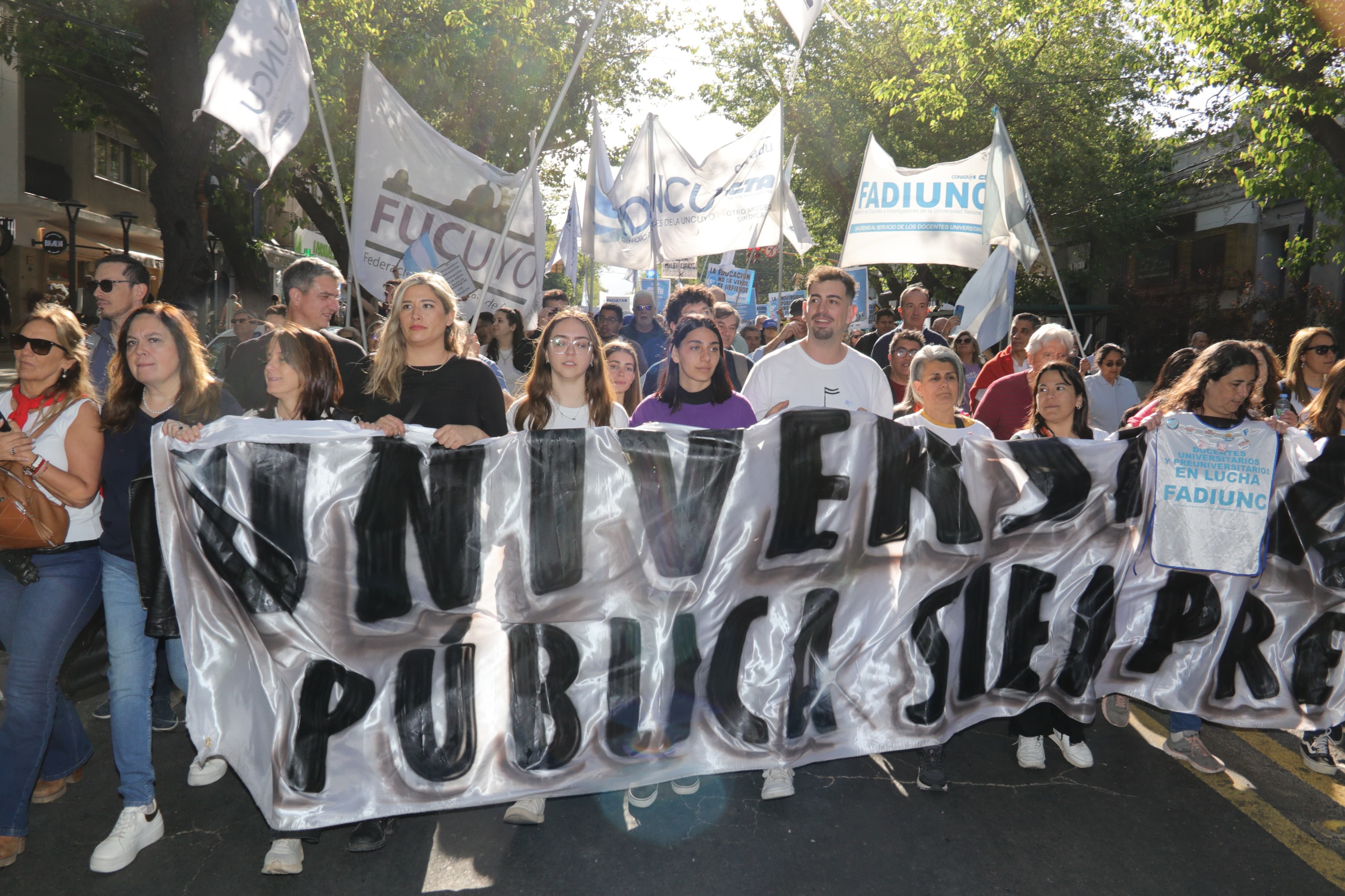 Marcha universitaria en Mendoza en defensa de la educación pública. Foto archivo: Gentileza