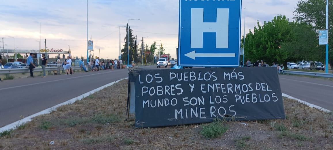 Vecinos y asambleístas de San Carlos se reunieron la emblemática terminal de Eugenio Bustos. - Gentileza