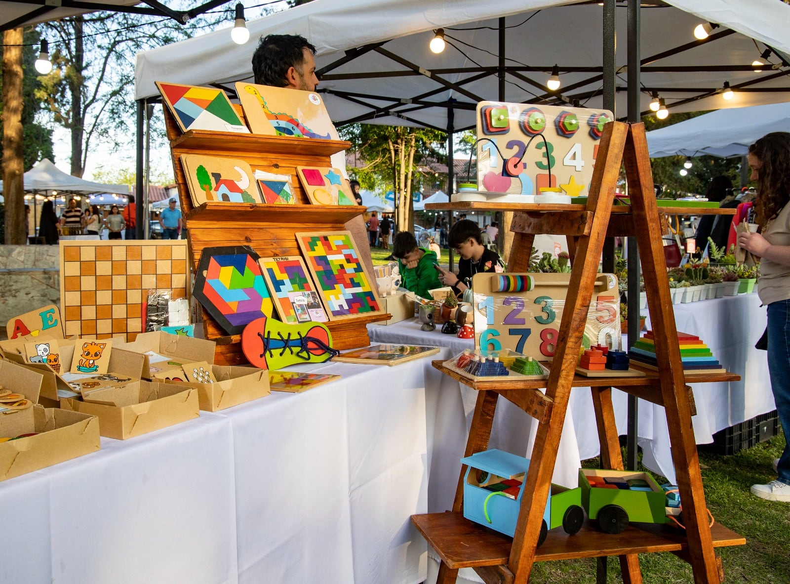 Domingo 17
18.30 hs -Se realizará la feria saludable “Maipú Natural